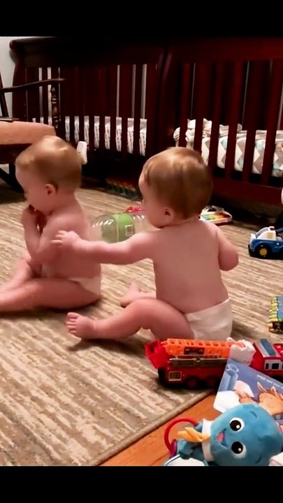 Twins baby's new viral funny video 😂📸 cute baby 🍼😍 new viral funny video 😂#shorts #shortvideos #funnyvideos #viralshorts #viralvideos #comedy #funnyvideos #twins