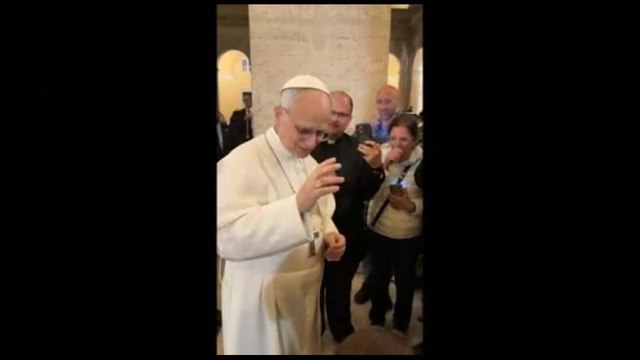 Papa Leone XIV saluta i fedeli davanti alla sua residenza