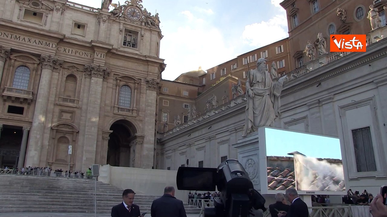 Conclave 2025, c'è la fumata bianca, le campane di San Pietro suonano a festa per il nuovo Papa