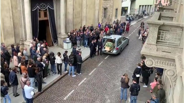 Il funerale di Riccardo Claris a Bergamo: la sciarpata silenziosa dei tifosi dell'Atalanta