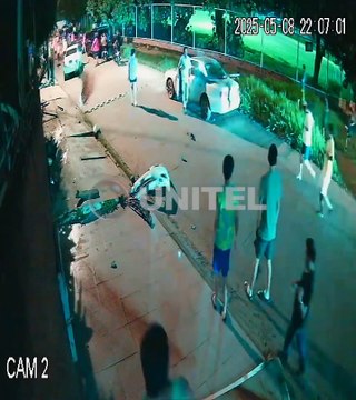 Cámara capta el momento que un auto impacta un portón de una casa en Santa Cruz