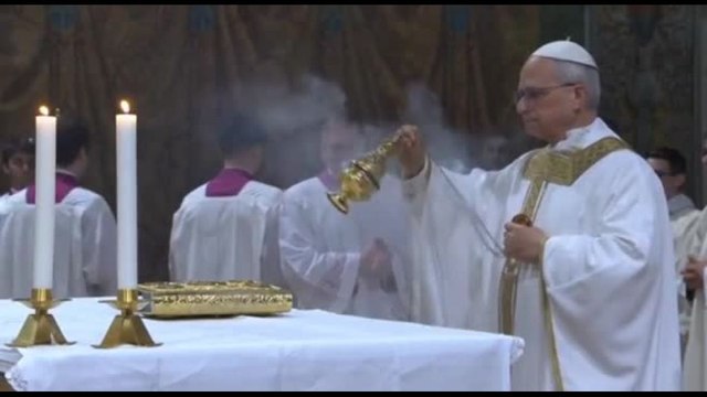 Papa Prevost alla prima messa in Sistina, parla in inglese