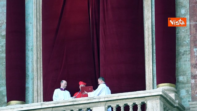 L' Habemus Papam in Piazza San Pietro, la folla grida: Leone, Leone dopo l'annuncio