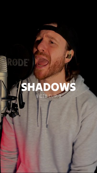 Voici Shadows, chanté en studio, sur fond d’images du jeu.