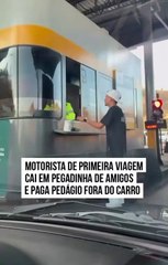 Motorista novato cai em pegadinha dos amigos e paga pedágio a pé