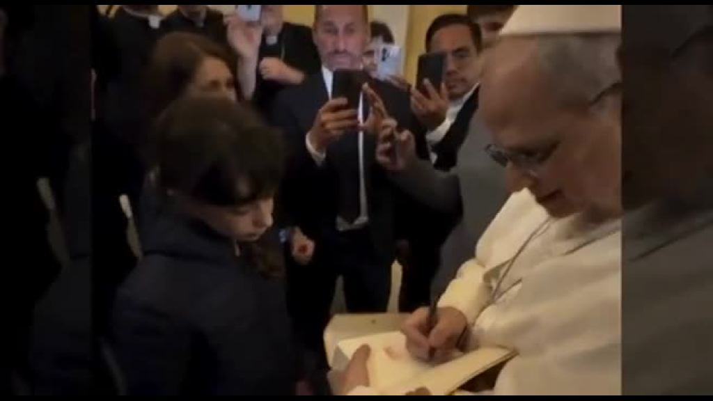 Video Papa, il primo gesto di Leone XIV: autografo su copia Bibbia