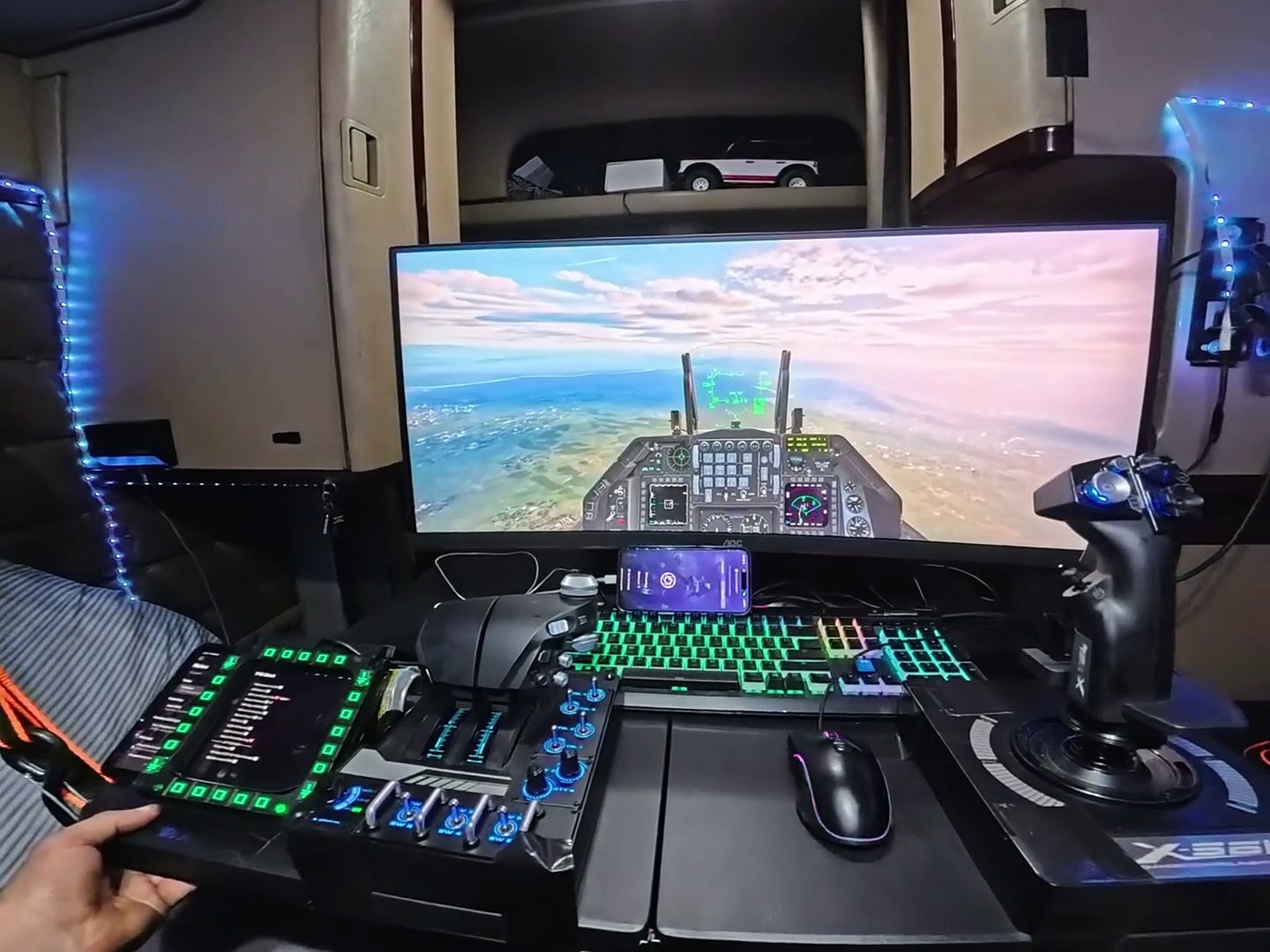 El increíble setup gaming que un hombre ha montado dentro de su camión