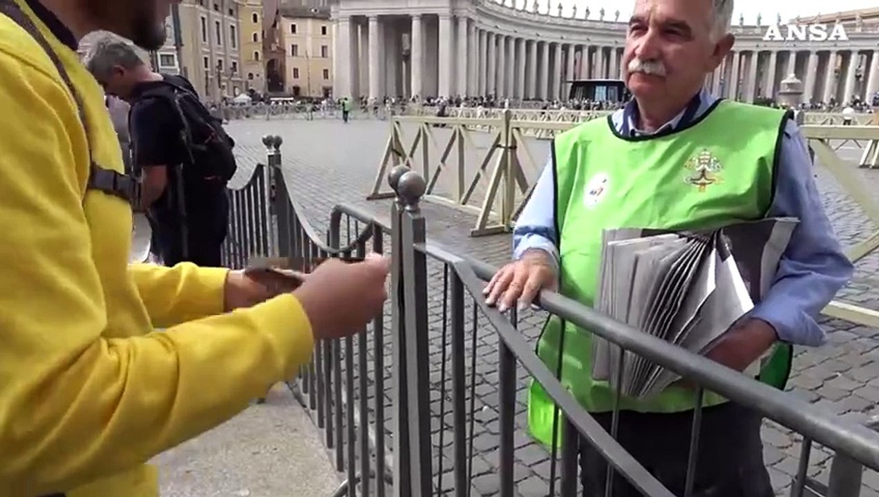 Papa Leone XIV, fedeli in fila per avere la copia storica dell'Osservatore Romano