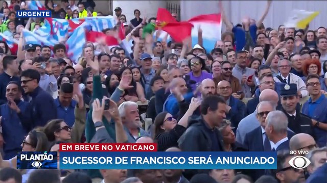 Fiéis das Filipinas lotam a praça São Pedro após o conclave