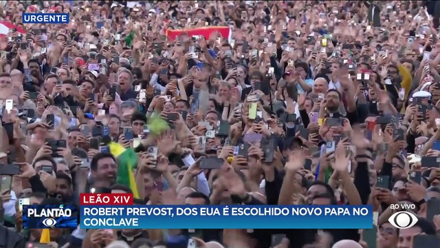 Robert Prevost, o papa Leão XIV, aparece para os fiéis no Vaticano