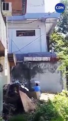 Garotinha de 5 anos emociona ao visitar cela da mãe na prisão para mostrar que se formou e cena viraliza; veja