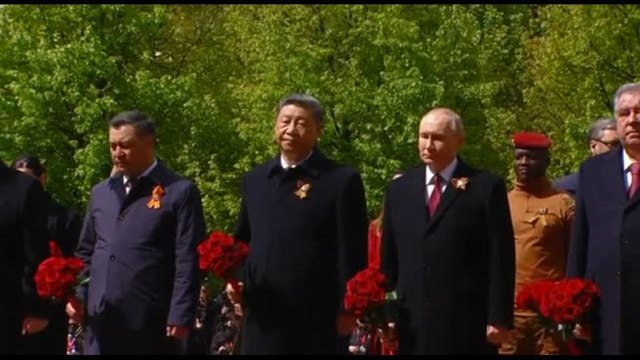 Vladimir Putin e Xi Jinping sulla tomba del milite ignoto a Mosca