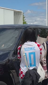 Modric paró a firmar a los aficionados al salir de Valdebebas