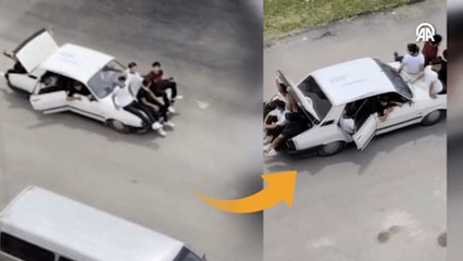 Adana şaşırtmaya devam ediyor: Bir otomobile 14 kişi bindiler