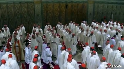 Papa Prevost alla prima messa in Sistina, parla in inglese