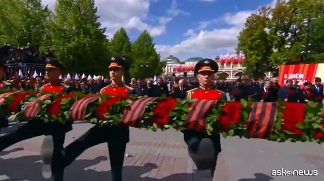 Vladimir Putin e Xi Jinping sulla tomba del milite ignoto a Mosca