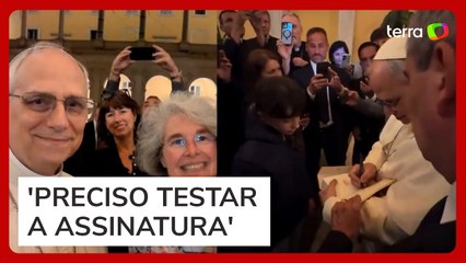 Papa Leão XIV aparece em primeira selfie e distribui primeiro autógrafo