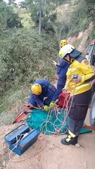 Vídeo mostra resgate de mulher que ficou presa às ferragens após carro despencar de ribanceira na Grande Florianópolis