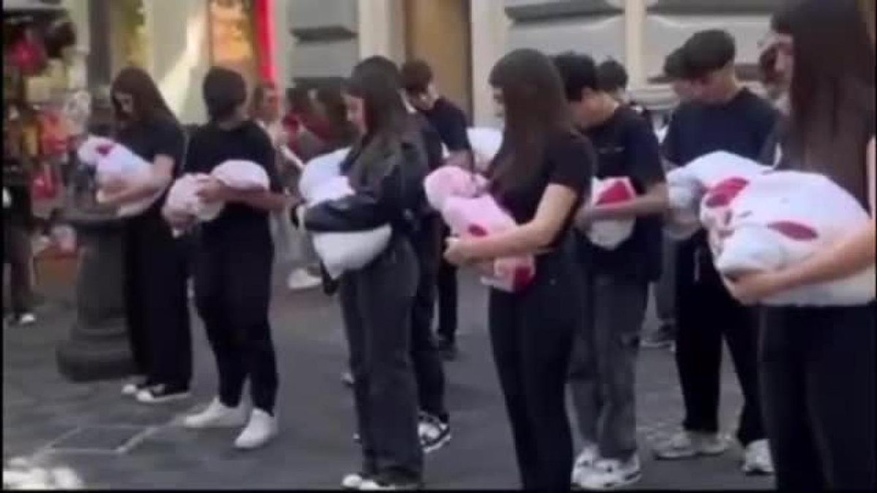 La «ninna nanna» per i bimbi di Gaza dei liceali di Napoli commuove la città