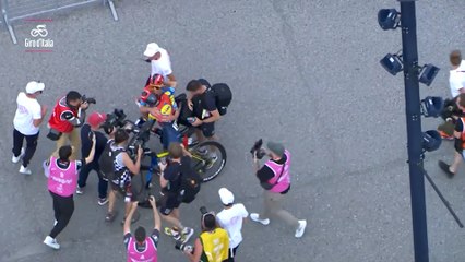 El Giro arranca en Albania: Pedersen se ajusta la primera 'maglia' y Ayuso se lleva un susto