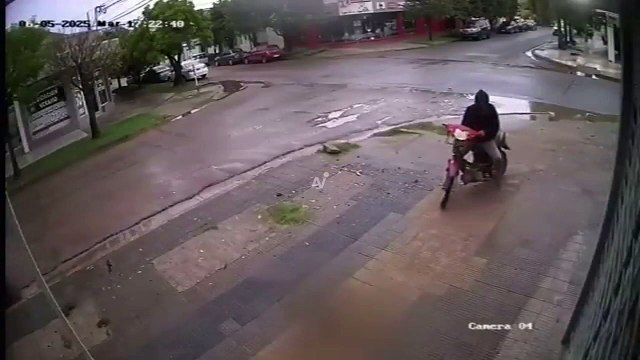 VIDEO: ¡Sin miedo! Empleada frustró un robo arrojando agua hirviendo a ladrones