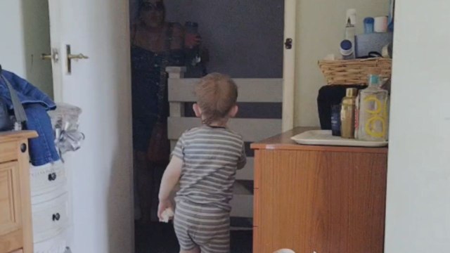 Woman walks into a hilarious tape trap and gets her hair stuck