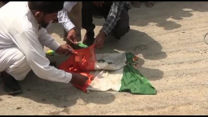 A Karachi manifestazione anti-India: bruciata la bandiera