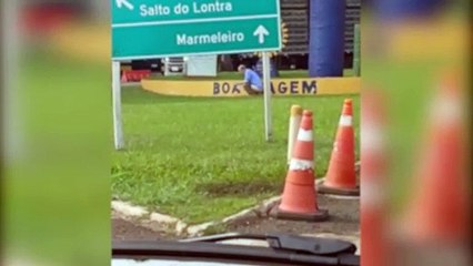 Motorista enfrenta problema durante congestionamento na PR-180 e desce do veículo para defecar