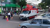 Acidente entre carro e moto deixa mulher ferida na Praça Santos Dumont, em Umuarama