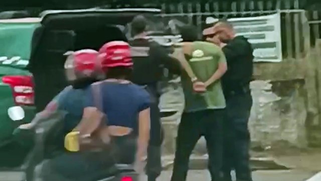 Homem surta durante carona com a mãe, chuta o carro e é detido pela Guarda Municipal em Cascavel