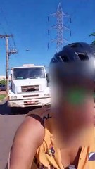 Ciclista briga com caminhoneiro, filma discussão e é atropelada