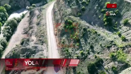 Artvin'in Ardanuç ilçesinde dev kaya yola düştü
