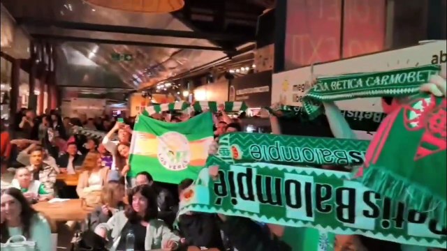 La celebración de los aficionados del Betis en Florencia tras el pase a la final de la Conference