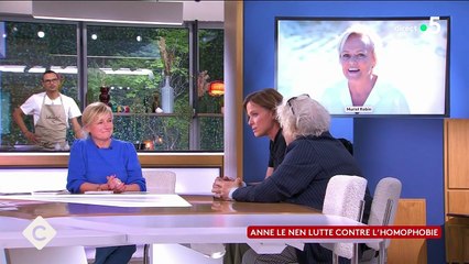 Muriel Robin “déguisée avec une moustache” dans une salle de spectacle : sa femme Anne Le Nen revient sur cette drôle d’apparition (VIDÉO)
