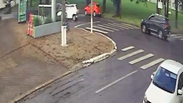 Câmera registra momento em que Fiat Uno quase capota em acidente na Rua Manaus