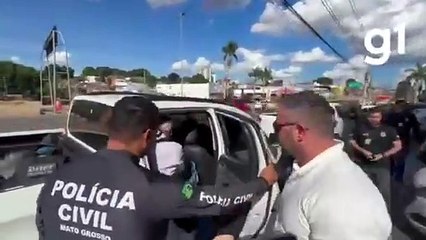 veja momento em que casal preso apontado como mandante chega a delegacia