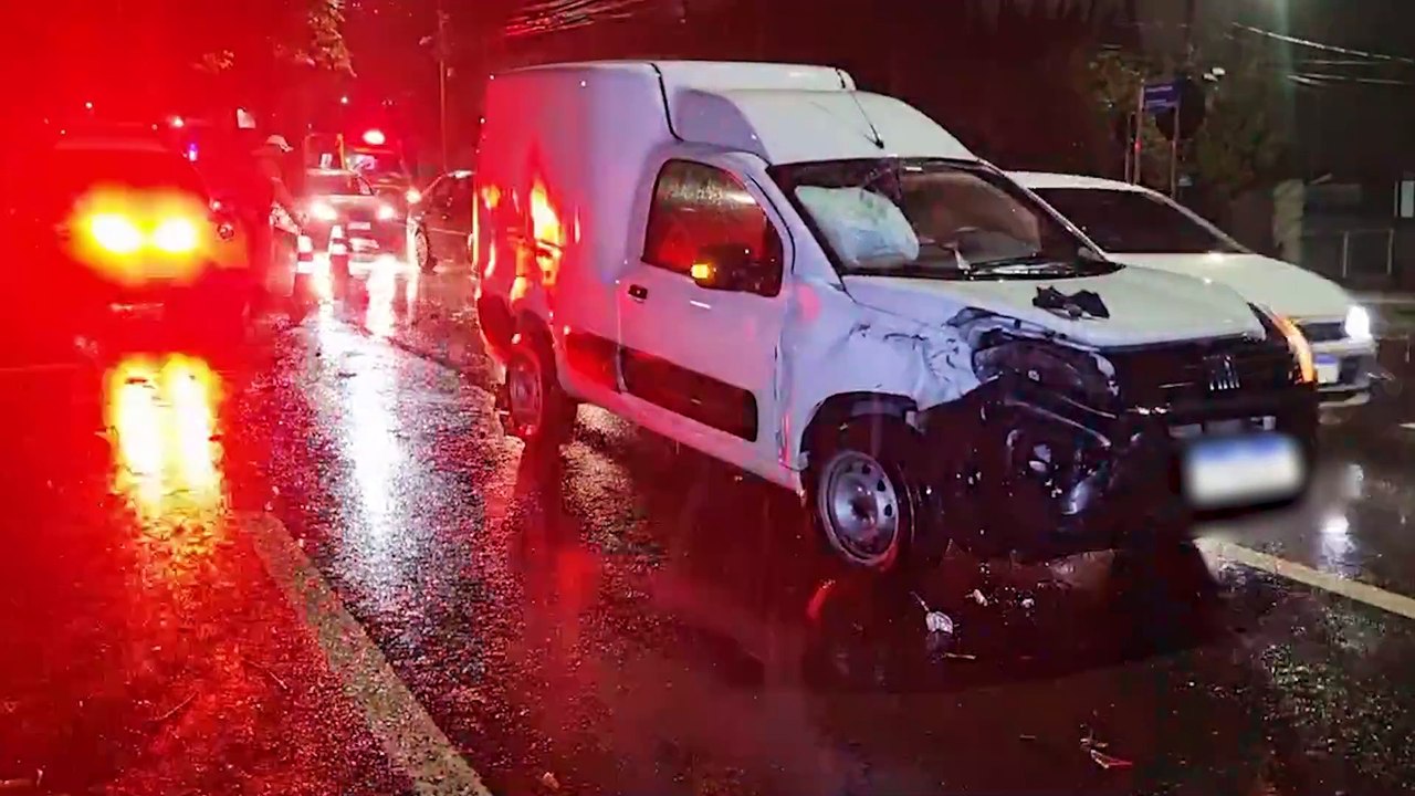 Acidente entre Fiorino e Cronos na Rua Minas Gerais deixa duas pessoas feridas