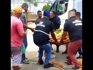Vídeo: vendedor tenta impedir que fiscais da prefeitura de Candeias recolham mercadoria em feira; confira