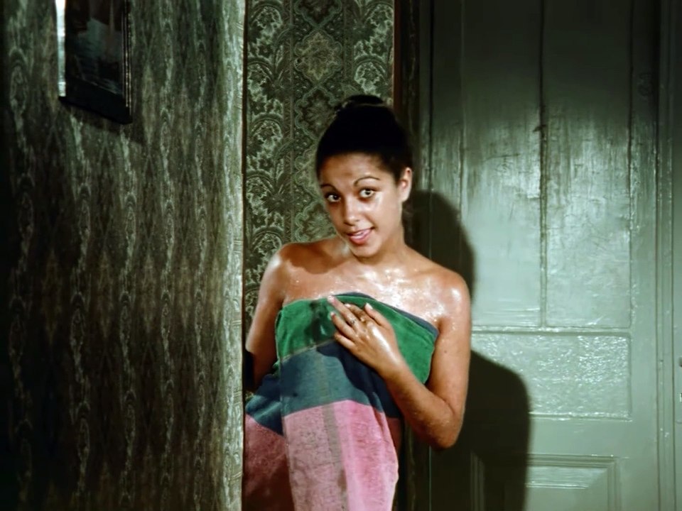 משפחת צנעני | movie | 1976 | Official Featurette