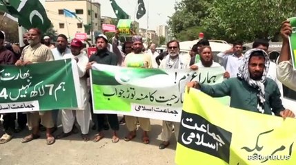 A Karachi manifestazione anti-India: bruciata la bandiera