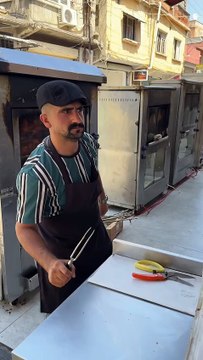 Bu Adam Kızarmış Tavuk Uzmanı Oldu! 🍗🔥 (Lezzetin Zirvesi)