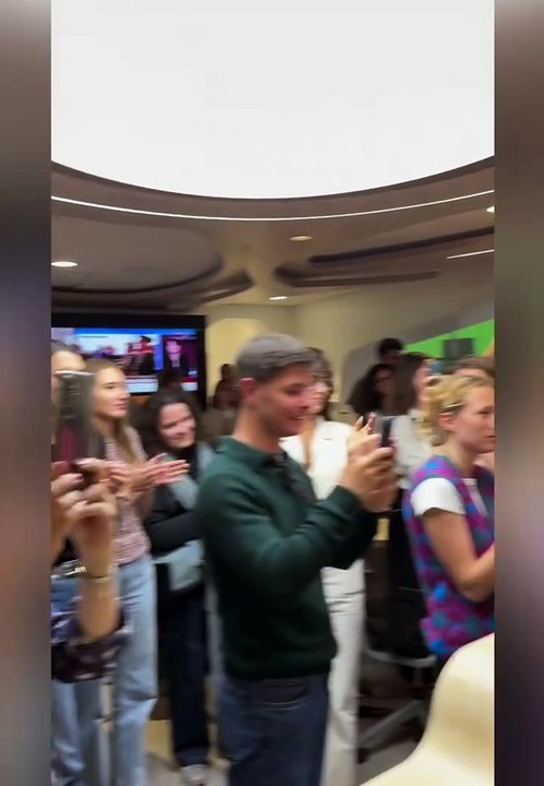 Pas vu à la télé : Voici ce qui s'est passé hier, quand Jacques Legros a quitté pour le dernière fois le studio du 13h de TF1 et qu'il s'est retrouvé face à toute la rédaction, debout, lui rendant hommage