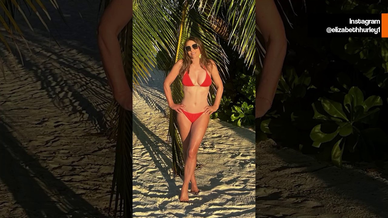 Op 59-jarige leeftijd showt Elizabeth Hurley haar sculpturale lichaam in bikini op de Malediven
