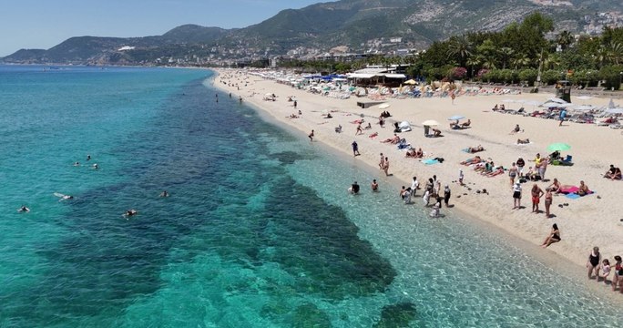 Antalya'da sezon çoktan açıldı: Sıcaktan bunalan Kleopatra'ya koştu