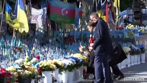 Video A Kiev l'omaggio di Macron, Merz, Starmer, Tusk agli ucraini caduti