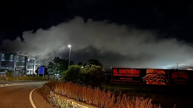 Una nube tóxica de cloro por un incendio obliga a confinar municipios de Barcelona y Tarragona