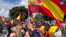 Miles de españoles se manifiestan en Colón contra Sánchez: 