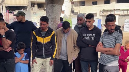 فلسطينيون يودعون خمسة من عائلة واحدة قتلوا في قصف إسرائيلي على خيمتهم في غزة