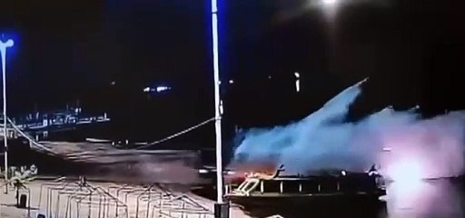 Carreta carregada com 39 toneladas de fertilizante cai no Rio Paraná