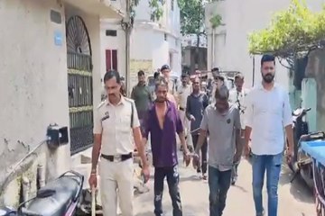 चाकूबाजी करने वालों का जुलूस निकला